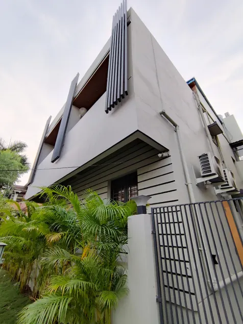 8BR Villa w/ Garden | Groups & Families - Image 1