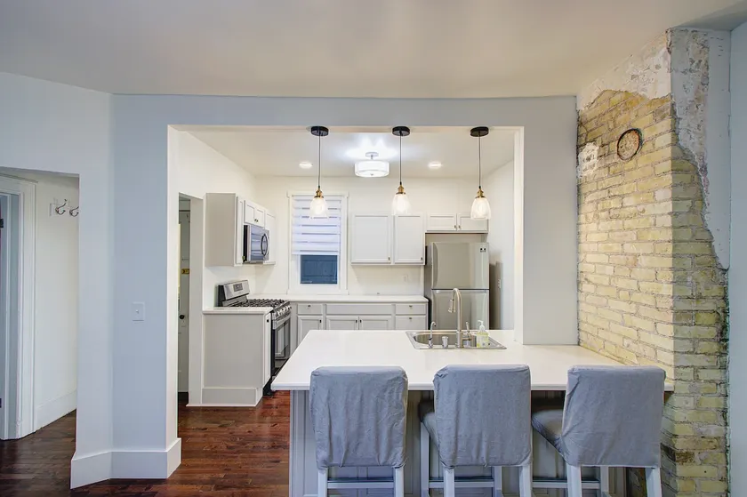 Charming 1 bd upper level in great location! - Image 1