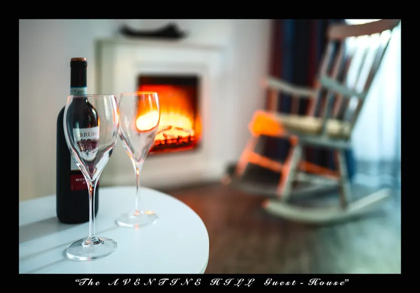 -4- ”THE AVENTINE HILL” GuestHouse The Red Painter - Image 1