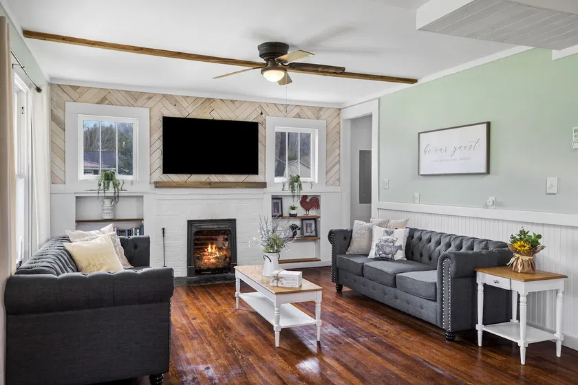 5 Star Charming Farmhouse with fire pit Sleeps 9 - Image 1