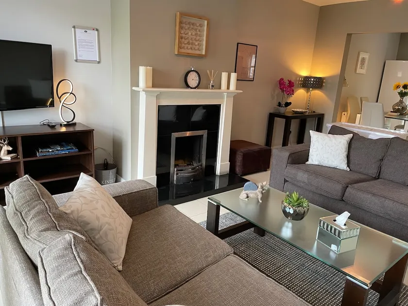 Entire contemporary 3 bed residential home. - Image 1