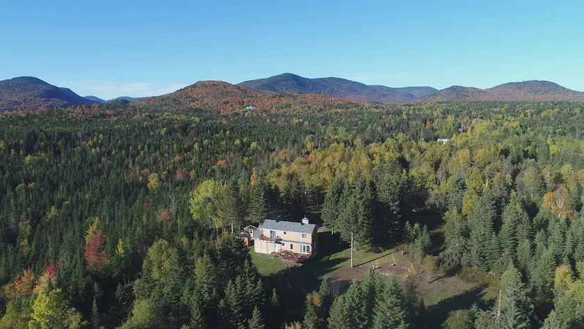 Isolated and warm house in the mountains. - Image 1