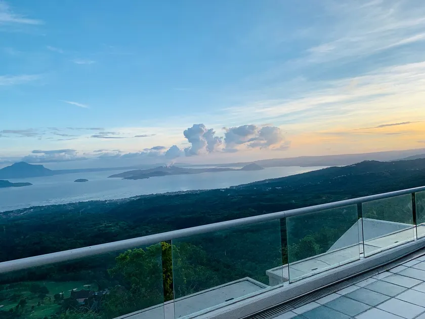 Spacious & Cozy Villa Unit Overlooking Taal lake in Tagaytay - Image 1