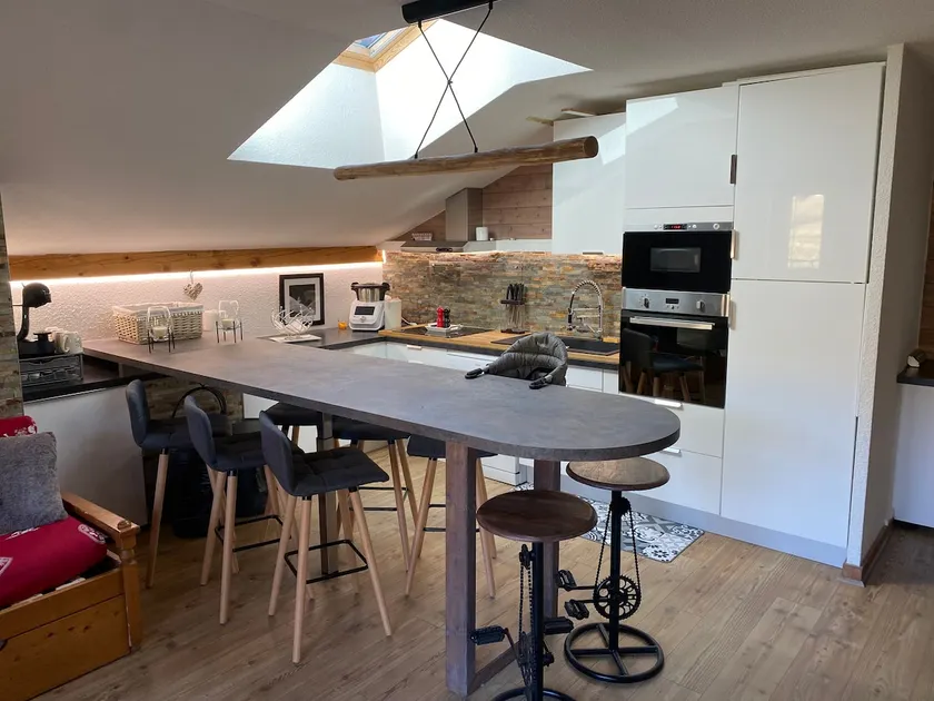 Spacious and bright 2-bedroom, close to Megève. - Image 1