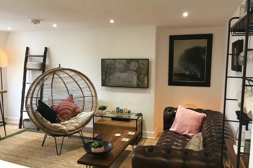 Stylish 2 Bed Eco Flat in the heart of Bath - Pass the Keys - Image 1