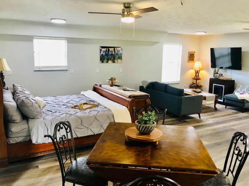 Suite on Sunset Ridge, 26 acres and a small pond. - Image 1