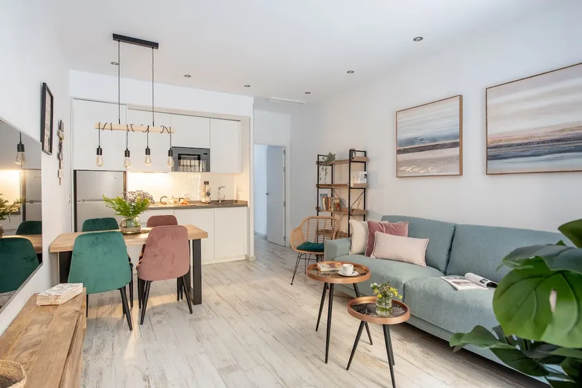Centrally located apartment in old palace house - Image 1
