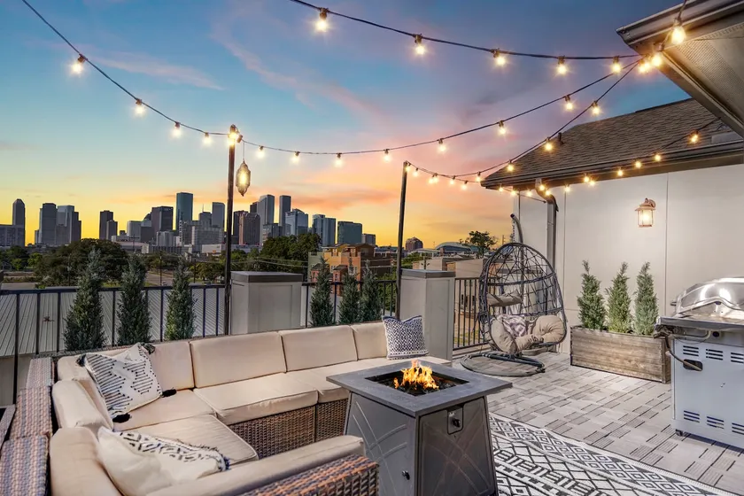 Luxury Downtown Home w Rooftop Deck in the Skyline - Image 1