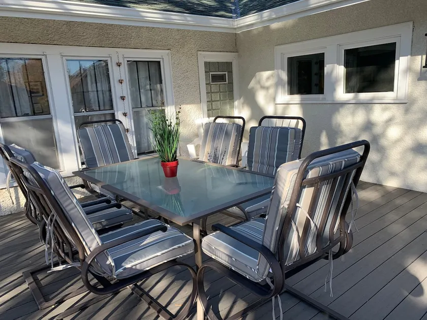 Bright, clean 3 bedroom upper level apartment. - Image 1