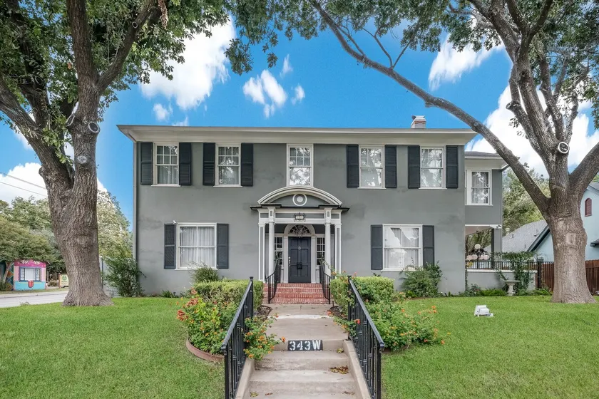 Luxurious high end Mansion 4 min from Downtown. - Image 1