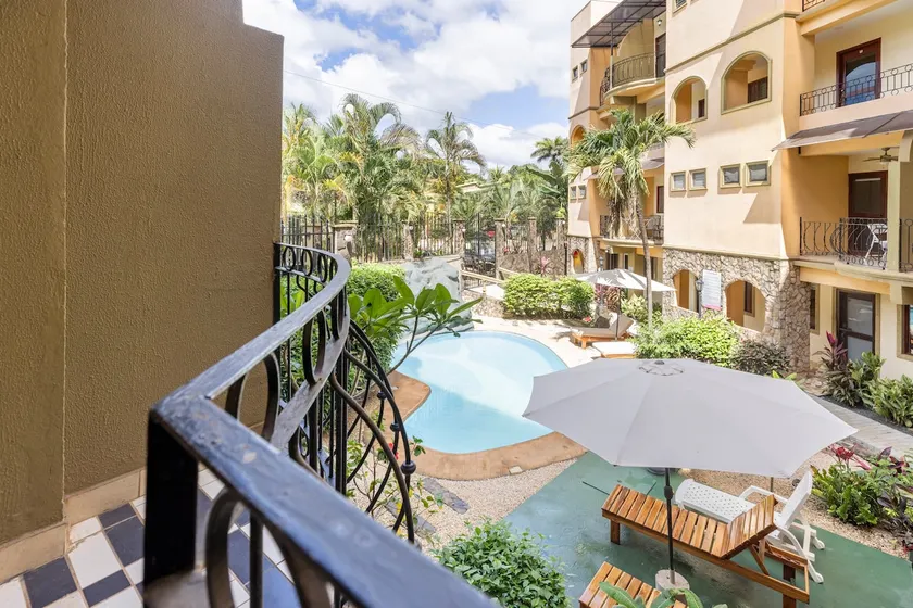 Perfect 2-bed condo with pool! Walk to beach! - Image 1