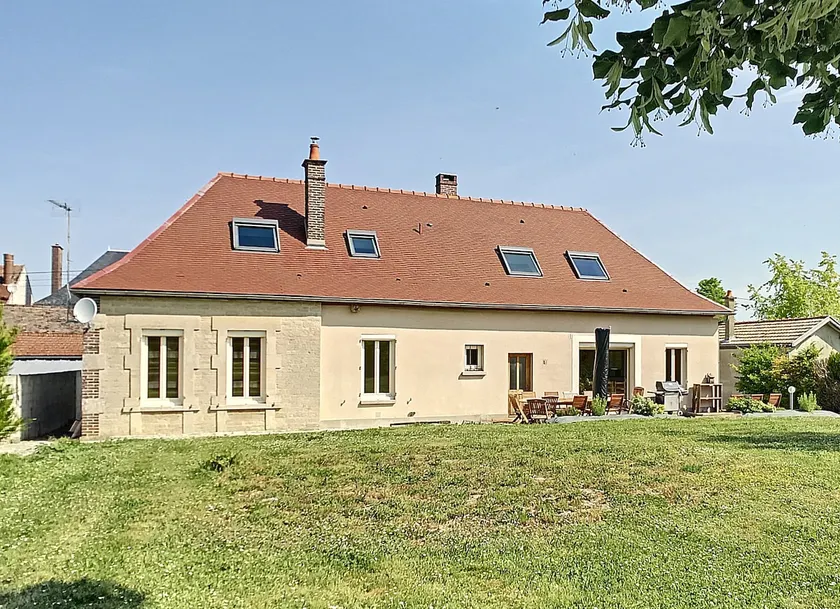 TRADITIONAL, SPACIOUS AND QUIET HOUSE - Image 1