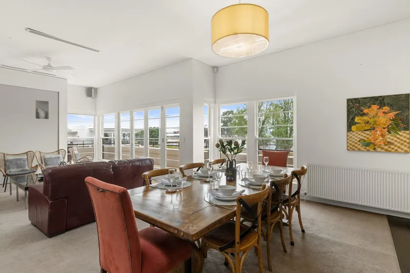 Deluxe Bay View Penthouse with City & Sea Views - Image 1