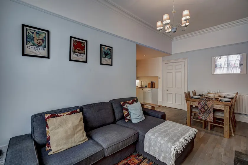 Luxury Grade 2 listed, 2 Bedroom apartment in the centre of Chester - Image 1