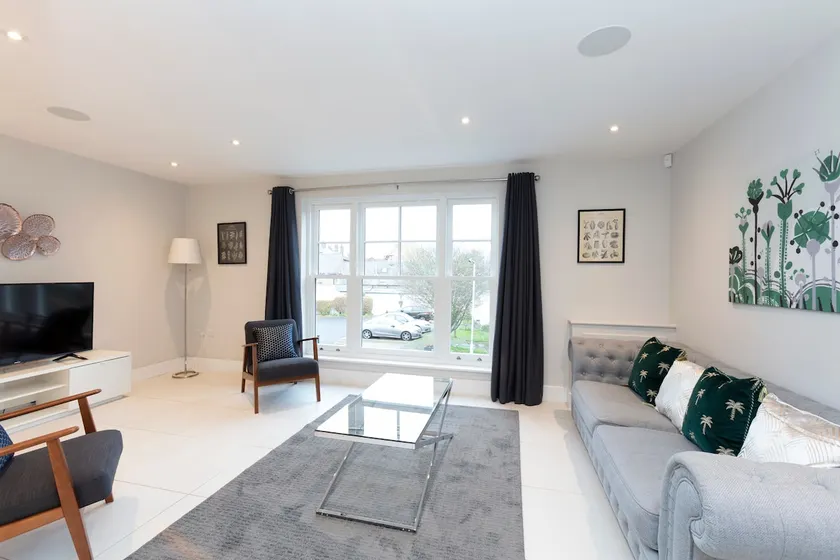 Stunning Central Windsor Town House With Parking - Image 1