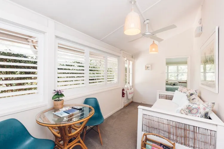 The Verandah - 200m to town - Image 1