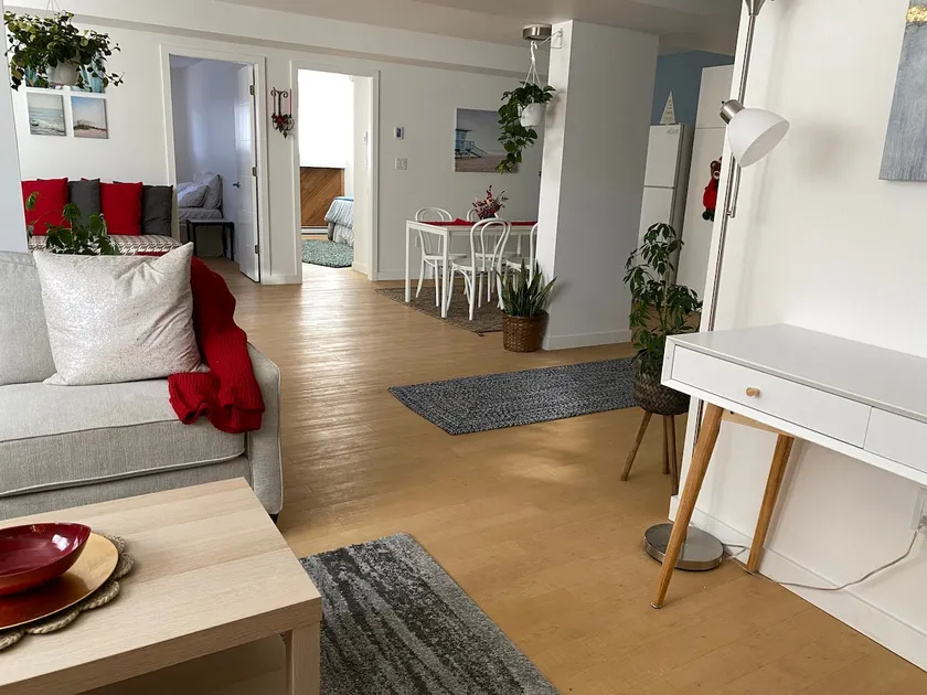 Adorable two bed rooms suite with free parking - Image 1