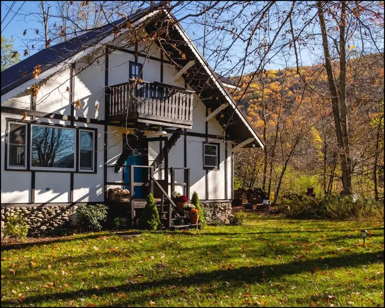 The Alpine Chalet - A Relaxing Mountain Retreat - Image 1
