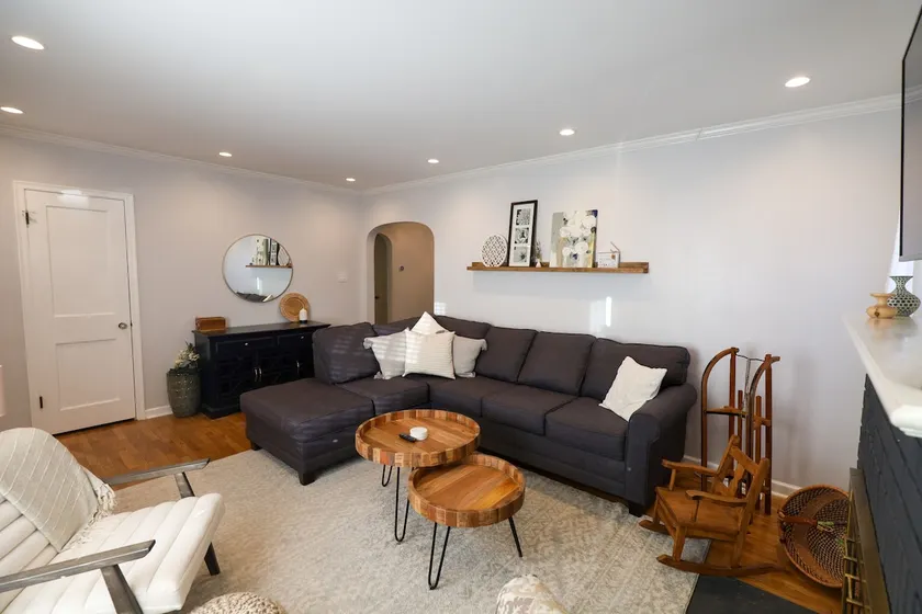 Sharp 3 BR Near Campus & Hospital w/ Gym - Image 1