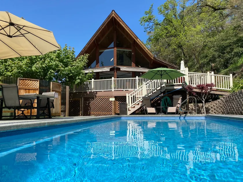 Stunning Fairway Chalet, Heated Pool, Mtn View - Image 1