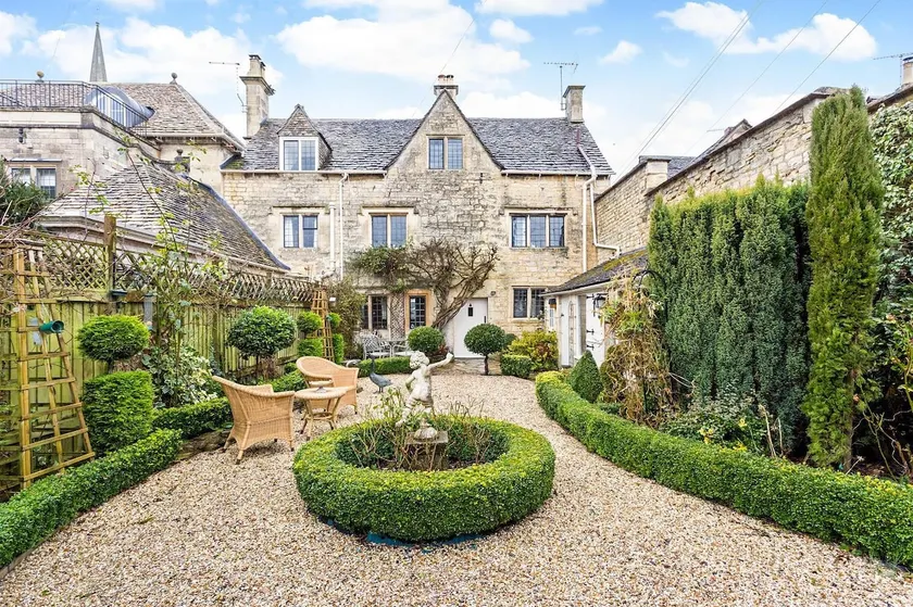 Elegant Cotswold Retreat with Garden & Fireplaces - Image 1