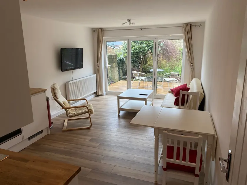 Adorable One-Bedroom Flat With Patio Garden. - Image 1