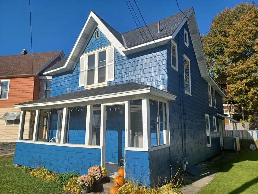 Charming 3 Bedroom Home in Picturesque Village - Image 1