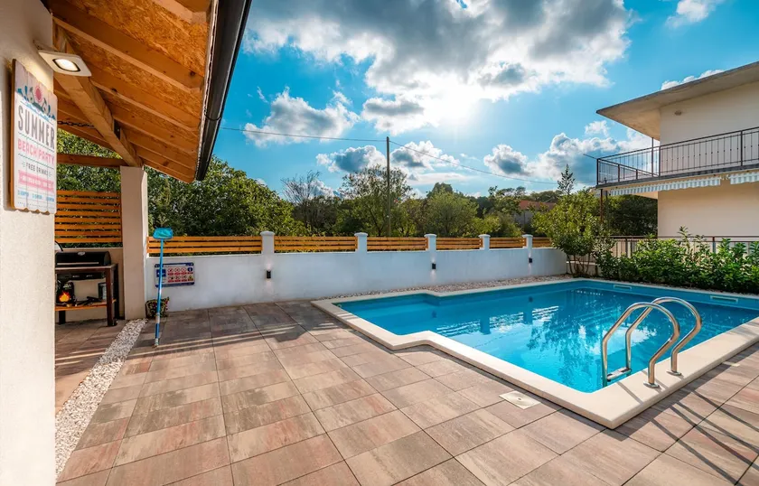 Central Dalmatian Pool&Grill House - Image 1