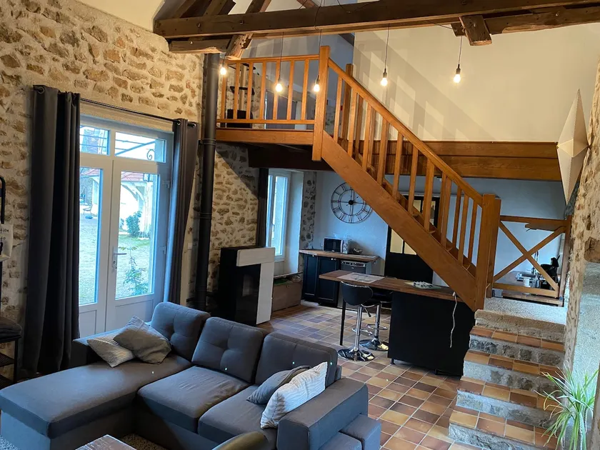 detached house with separate courtyard entrance - Image 1