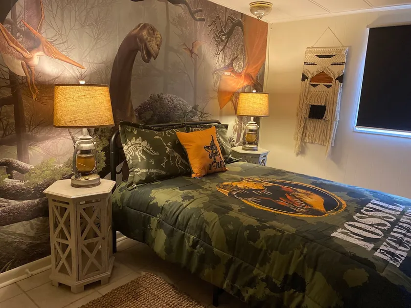 Dino Den - Cozy 1 Bed Apartment. Near City Center - Image 1