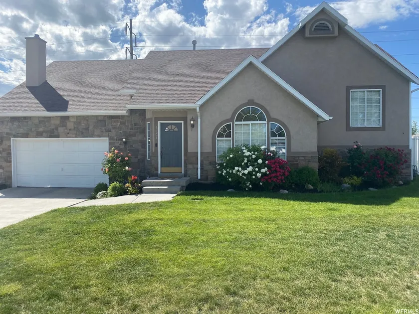 Spacious 5 BR/3 bath Home- Private HOT TUB! - Image 1
