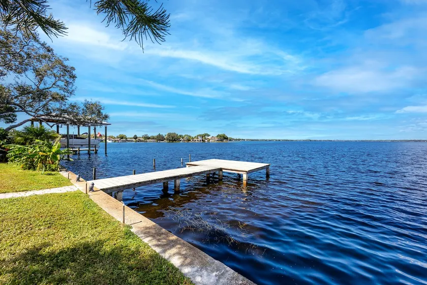 Lakefront home near beaches with waterview, pets ok - Image 1