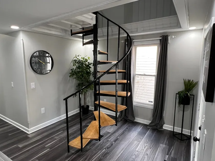 Clean 2 Bedroom House Surrounded by Entertainment - Image 1