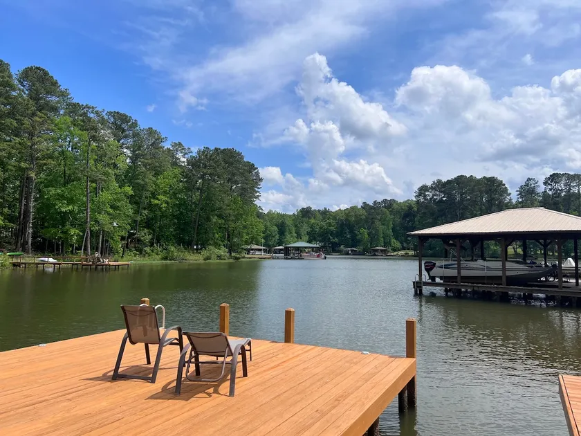 Charming 4 bedroom Lake Retreat with Fireplace ☀️⛵️ - Image 1
