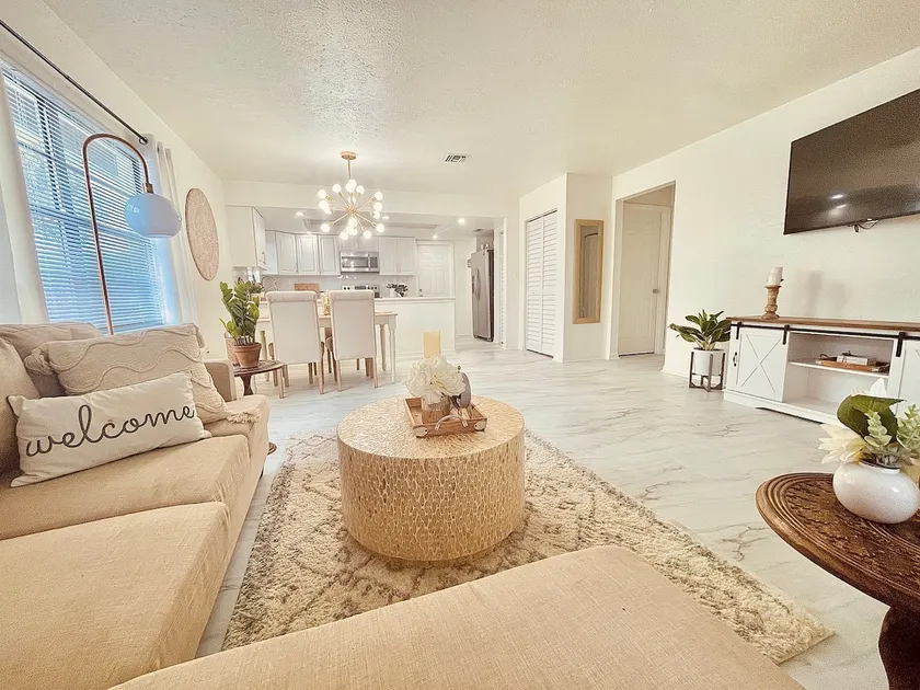 Bright & Airy 2bed 2bath home near downtown/Weekly and monthly discounts!  - Image 1
