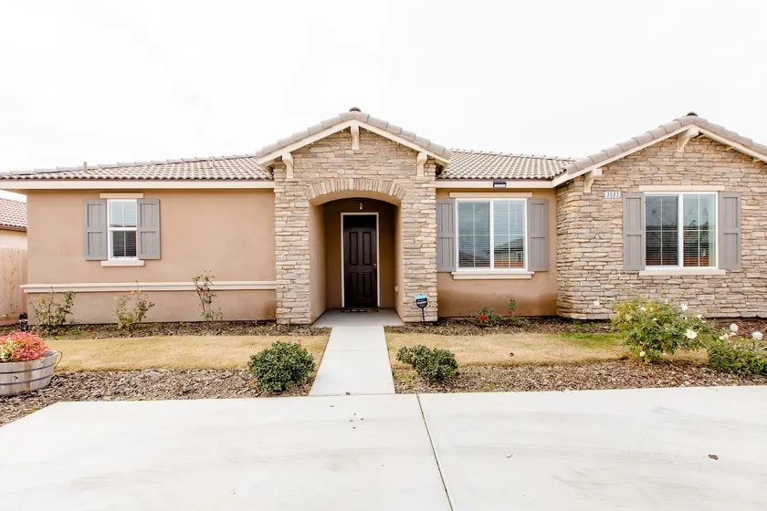 Contemporary Stunning Home in NE Tulare. - Image 1