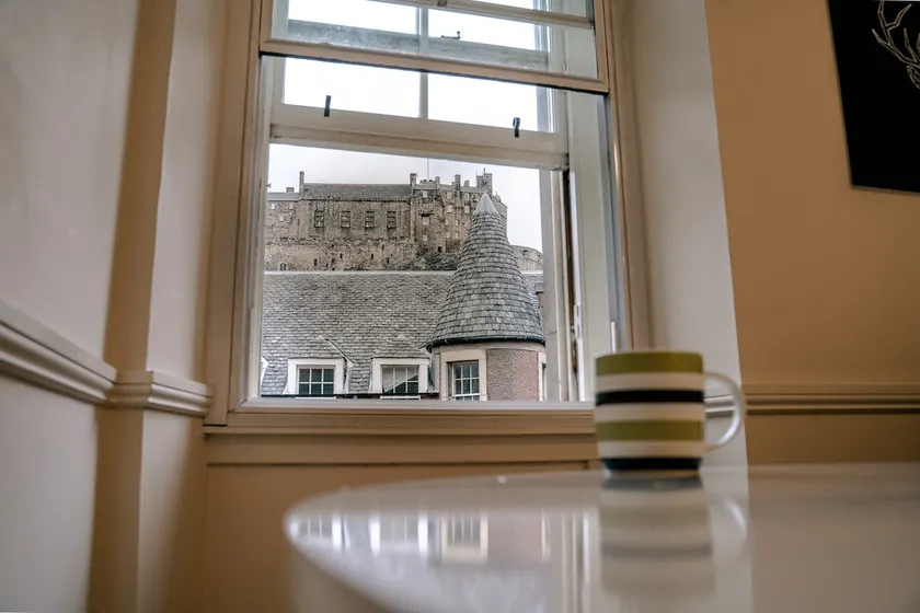 Stunning 2-Bed Apartment in Central Edinburgh - Image 1