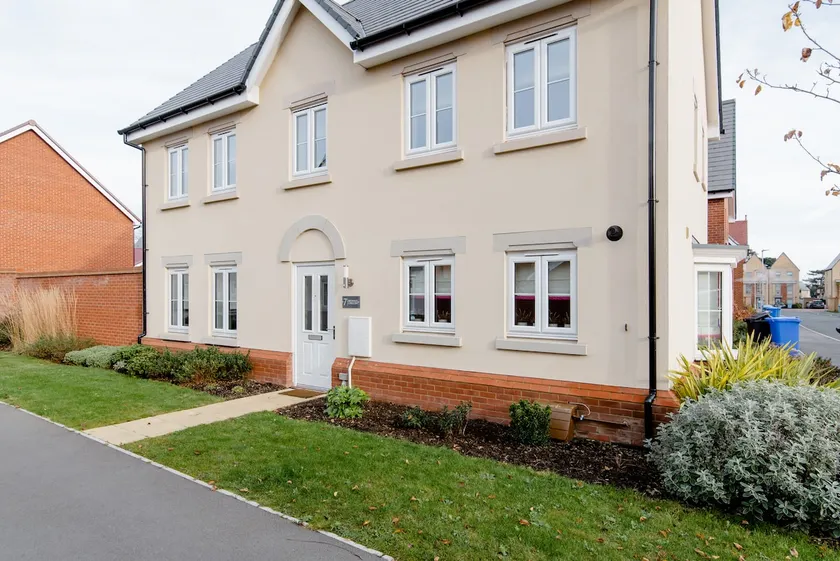 Luxury 4 bedroom detached house with parking - Image 1