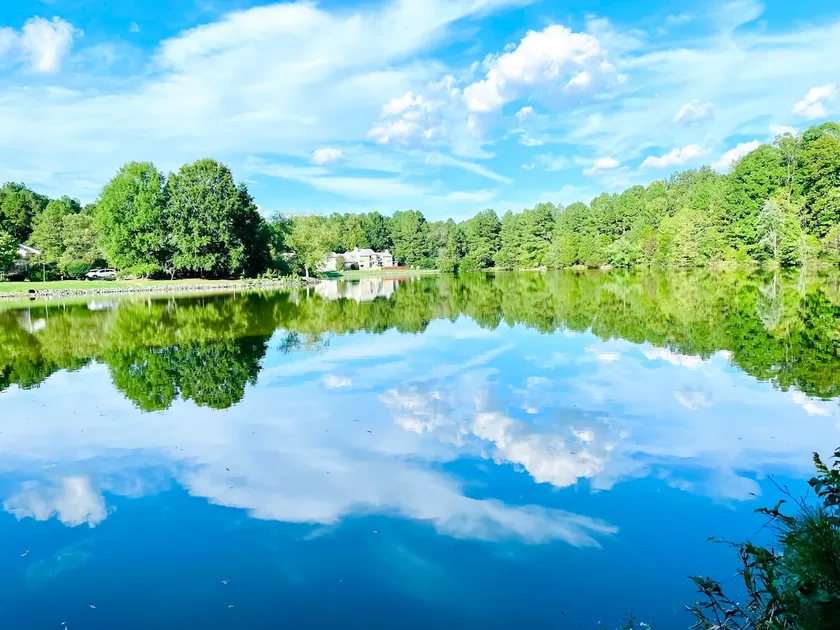 Peaceful Lakefront Vacation Getaway - Image 1