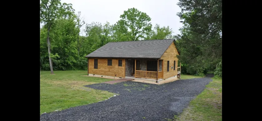 Bear Timbers log cabin on the Shenandoah River - Image 1