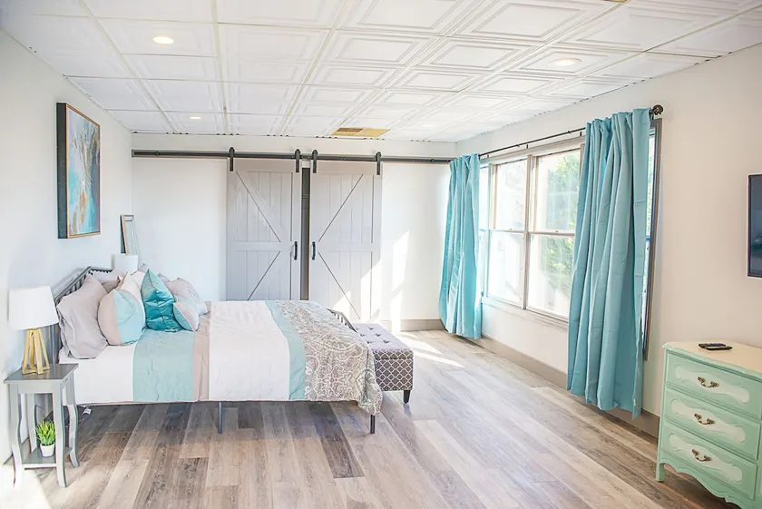 The Masterson Tower: Spacious, Modern Stay - Image 1