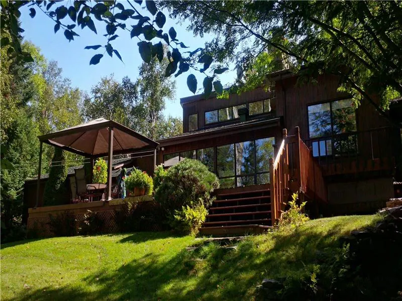 Warm 3 BR, 4 season oasis on Grand Lac Nominingue - Image 1