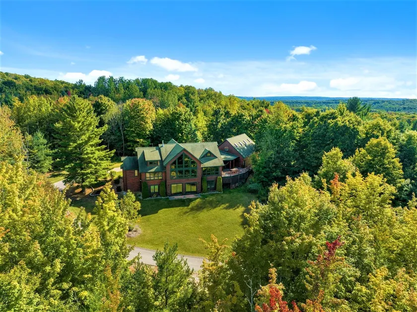 19 Person Private Log Lodge on large wooded lot 2 min from Beaches/Golf/Wine! - Image 1