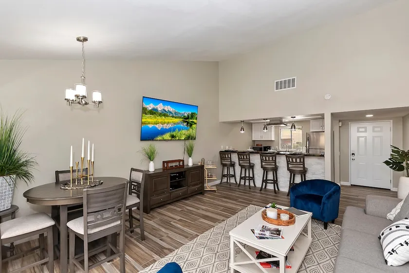 Ideally located, charming two bedroom w/comm pool - Image 1
