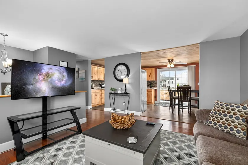 Large, fully fenced yard, Pet friendly! - Image 1