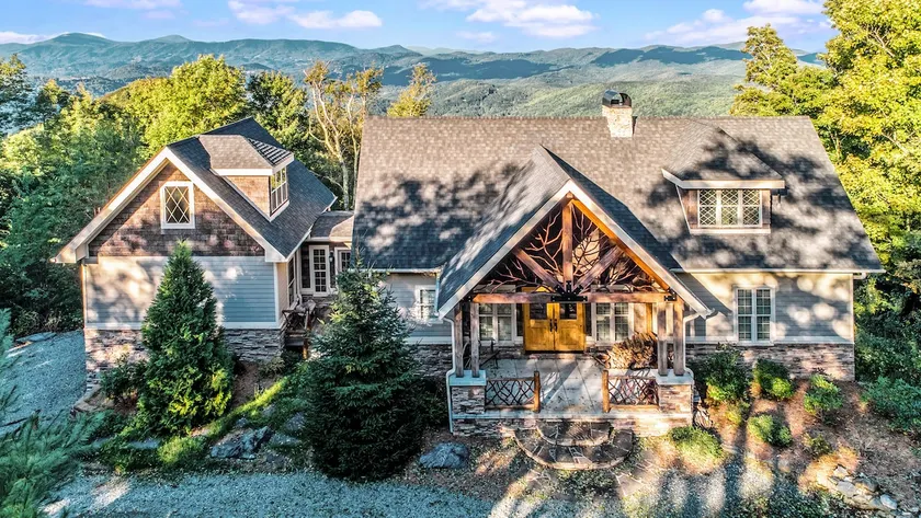 Sleeps 14 | Views | Hot Tub | 3 Acres | Game Room - Image 1