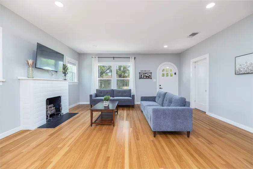 Spacious 4 br space for 11+ in heart of Santa Rita - Image 1