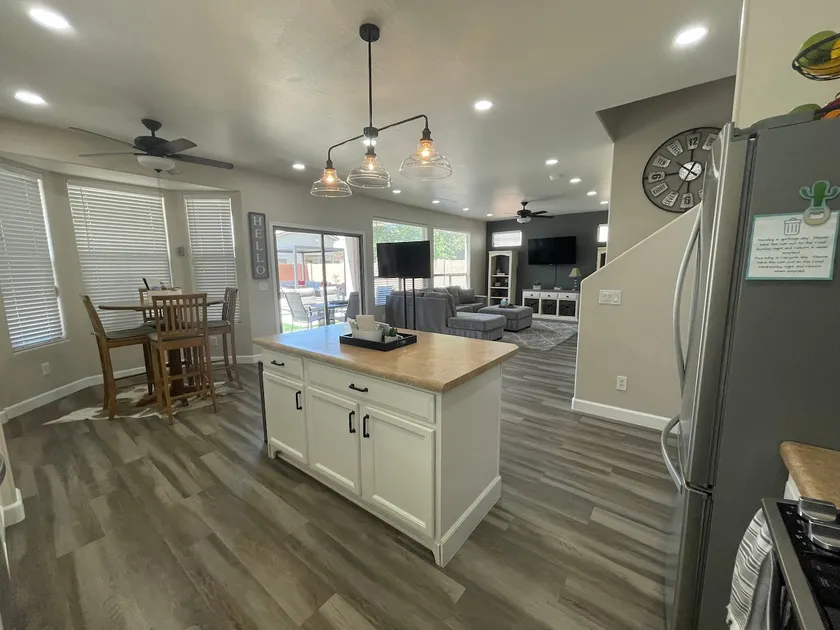 Mesa home w/pool - 4 king beds w/tvs - 5 stars - Image 1