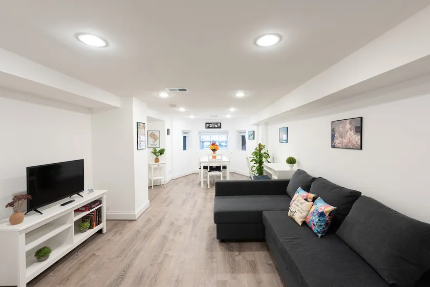 Renovated 1br/1ba apt, central location - Image 1