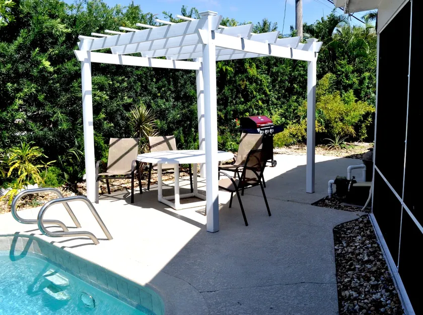 Bike to beach, walk to bars, heated pool, green - Image 1